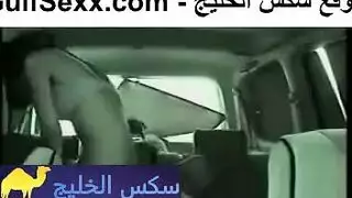 فعل خام في المقعد الخلفي: نيك الحلق وضخ الكس