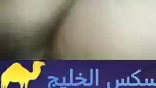 الفتاة الجميلة الصغيرة تمسك بقضيبه وتعبئ مهبلها