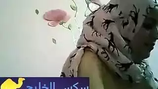 ‫وراء الحجاب: جلسة استمناء خاصة لفتاة عربية‬