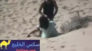 جنس مع نسيم البحر: فتاة تمارس الجنس بشدة على الرمال