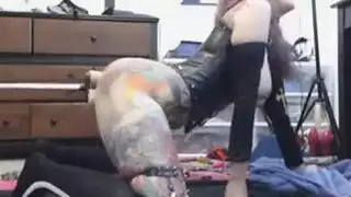جميلة بدينة ومفلسة تأخذ قذفة منوية على الوجه