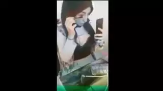 يدع اصبعه في مهبلها
