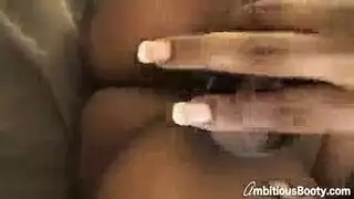 امراءة شريرة وبنتها ينوكون في غرفة النوم