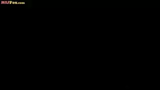 الأمهات ذوات الأثداء الكبيرة يثورن مع حلق عميق وجنس ثديي