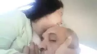 يقبل ابنته