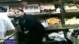 شرموطة مصرية تتناك من بائع في محل الخضار