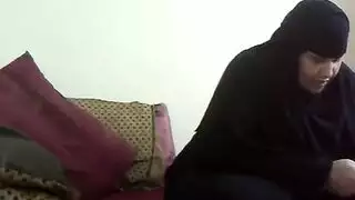 من الاحتشام إلى البرية: محجبة ذات مؤخرة كبيرة تأخذ قضيبًا عنيفًا