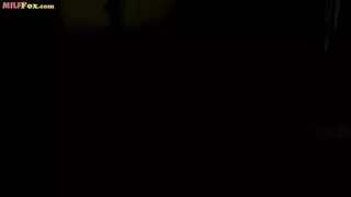 زوجة الأب تغوي شابًا في محتوى للكبار صريح