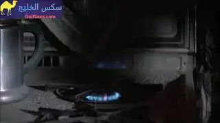 جسد كيلي لينش العاري مغمور بالسائل المنوي والمطر