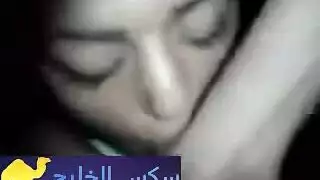 فم عذراء: فتاة مصرية تحاول مص قضيب حبيبها بعمق