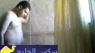 العربية: xxx مصري: شرج وجنس فموي تحت دش ساخن