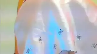 شابة حمراء الشعر تئن بصوت عال أثناء استمنائها على كاميرا الويب