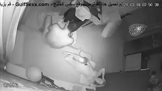 زوجة متعطشة تفك سرواله بعد عرض مهبلها الضيق