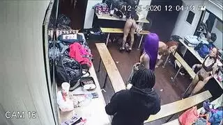 كاميرا سرية في بيت دعارة تصور جلسة جماعية