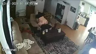 يتصل بصديقته لتأتي وتركب عضوه بينما زوجته غائبة