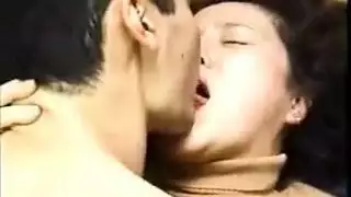 تقبيل الثنائي الياباني الحميم يؤدي إلى جنس عنيف والقذف داخل المهبل