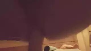 لارا تأخذ قضيباً مطاطياً سميكاً في مؤخرتها