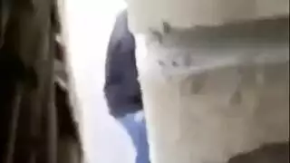 شرطي يمارس الجنس بقوة مع زوجة البواب تحت السلالم