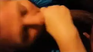 مراهقة ناضجة وساخنة تبتلع قضيب رجل مسن