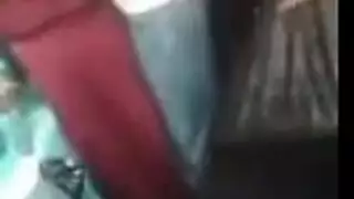 أم تتدخل على ولده الحمام وهو ميعرش حاجه