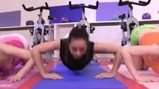 مغامرة cfnm حيث تعمل يداها سحرًا على الأقفاص المنتصبة