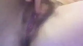 تركع لتمص القضيب وتلتهم خصيتيه