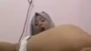 صديقة الأم المثيرة تمتلىء من قبل الابن بالتبني