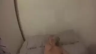 أذهب إلى الفراش ليمارس الجنس حتى ينكسر