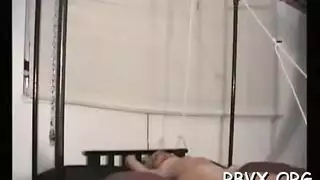 امرأة أنيقة ذات شعر داكن وبشرة شاحبة ، تمارس أليكسيس فوكس الجنس مع موكلها