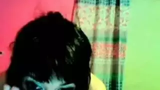 فتاة صغيرة جميلة emo الحصول على gangbangged