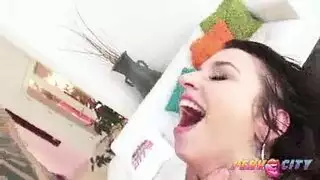 برونيتية متعرجة تتوسل لجماع شرجي قاسي