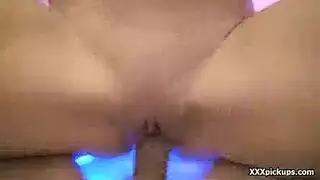 فتاة الشاطئ تدخل لتأخذ العبوة الكبيرة لأمين الصندوق