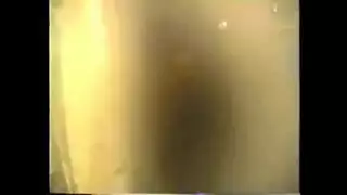 لعب بالألعاب في الحمام: هزاز وعضو صناعي يجعلها تبلغ ذروتها بقوة