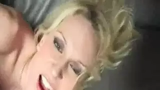 شقراء ساخنة بجوارب سوداء تُدك بقضيب أسود كبير