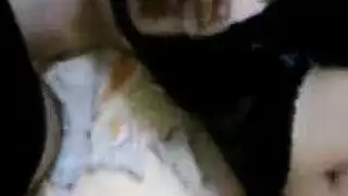أم مصرية بقميص أزرق