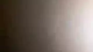 مراهقة مثارة تخلع ملابسها لفيديو إباحي