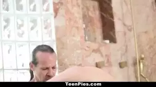 سرقت محفظته وهو يستحم