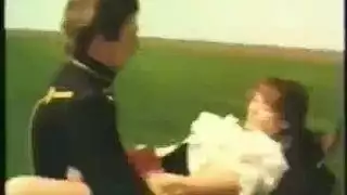 الزوجة الساخنة تُنكح بقوة على الكنبة مشهد إباحي كامل