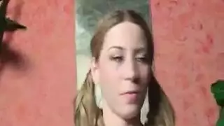 قضيب شاب صلب يحصل على فم ممتلئ