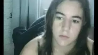مراهقة بدينة تستمني كسها الغارق في البلل