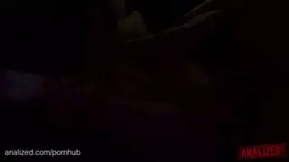 سمراء فاتنة مع كبير الثدي استمنى في سراويل حمراء وسوداء