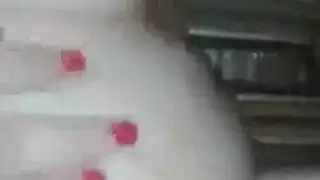 بنت صغره بتفرك كسها