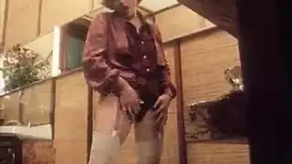 مشهد إباحي أمريكي كلاسيكي: شقراء تنحني على المكتب