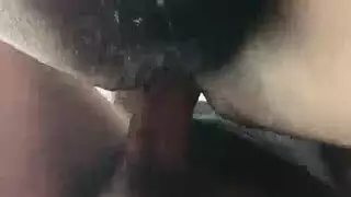 دخول خلفي في وضع الكلاب بقضيب مشعر صلب