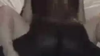 كس أبيض مملوء بالسائل المنوي الأسود
