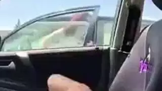 مص قضب إكس إكس إكس في السيارة: مص ورضاعة لقضبه حتى الانفجار