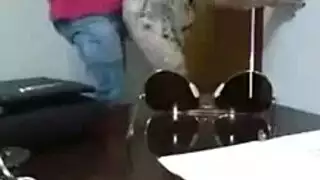 اجتماع عمل يتحول إلى سكس: نيك محموم على كرسي المكتب