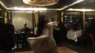 جميلة مصرية ترقص ثم تخضع لإيلاج مزدوج