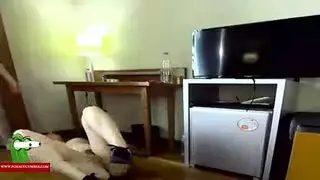 السكرتيرة الحامل تركب القضيب على المكتب لنيكة قاسية