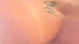 يداعبها أثناء